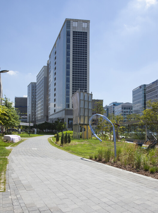 Curtain of Cloud Pavilion / PRACTICE - Exterior Photography, Windows, Cityscape