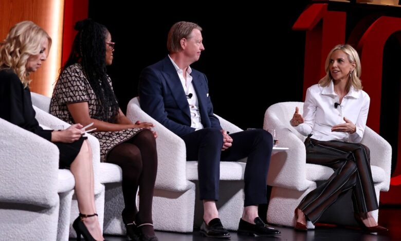 Leading Entrepreneurs on Adapting as the World Changes Leading Entrepreneurs on Adapting as the World Changes