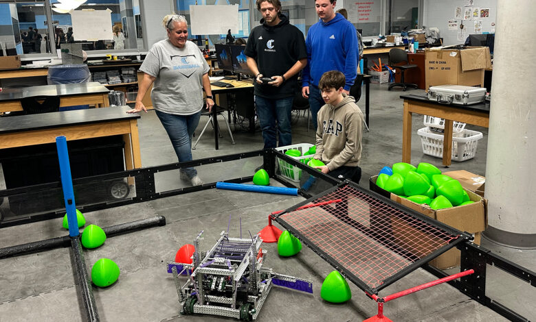Shelby County Public School engineering teacher named robotics coach of the year – Kentucky Teacher Shelby County Public School engineering teacher named robotics coach of the year – Kentucky Teacher