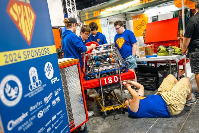 FPL engineer and former competitor helps students build award-winning robots FPL engineer and former competitor helps students build award-winning robots