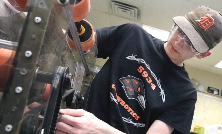 Crowbotics team at DeKalb High School readies for FIRST Robotics Competition World Championship – Shaw Local Crowbotics team at DeKalb High School readies for FIRST Robotics Competition World Championship – Shaw Local