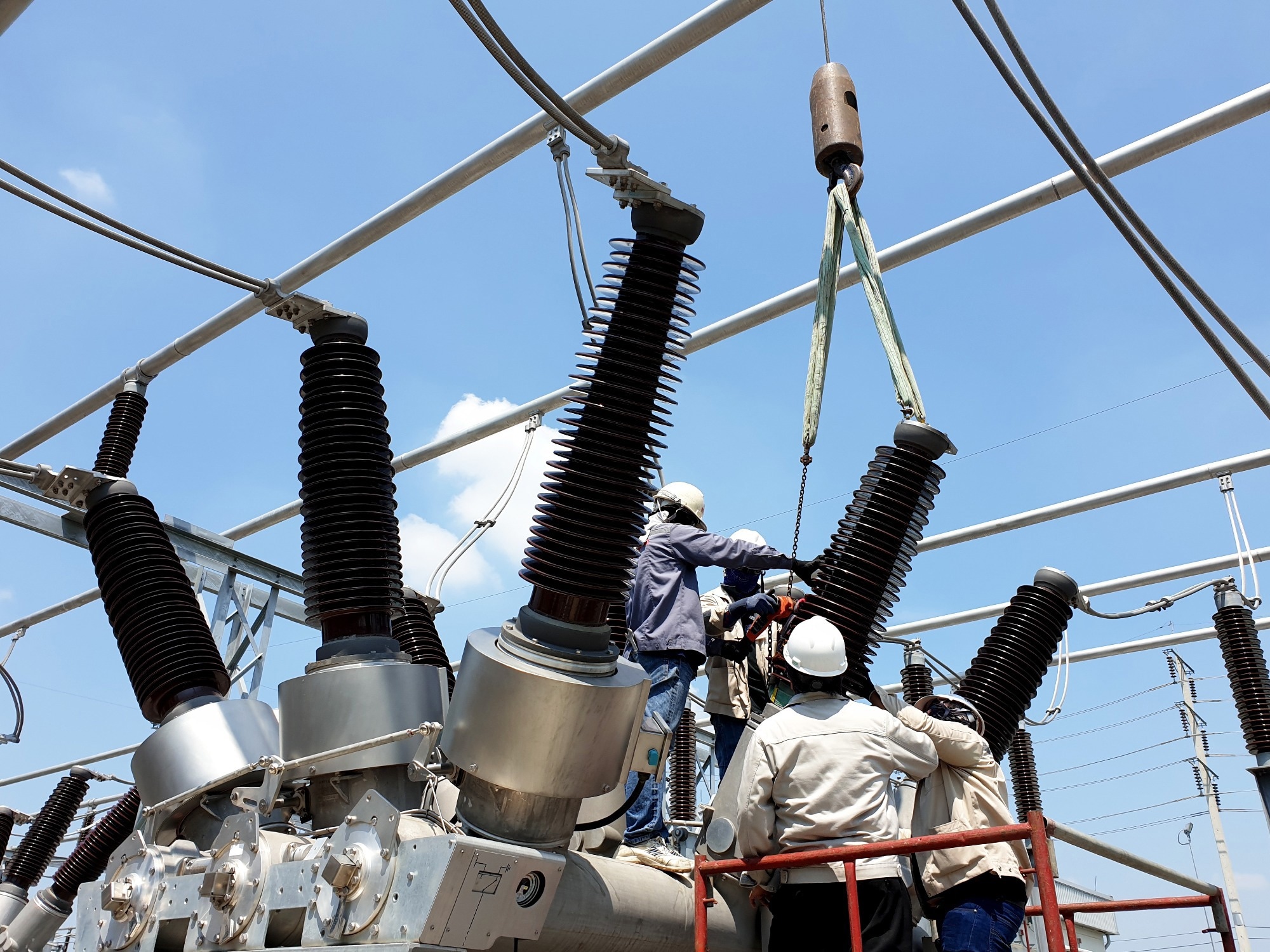 Robotic Arm for Porcelain Bushing Cleaning in High-Voltage Substations