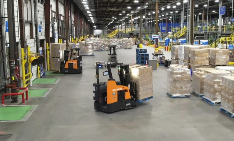 Robo-Forklifts Rev Up Walmart’s Warehouses Robo-Forklifts Rev Up Walmart’s Warehouses