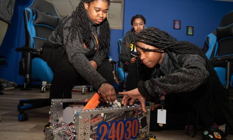 Robotics club shows East St. Louis students new opportunities for careers in STEM Robotics club shows East St. Louis students new opportunities for careers in STEM
