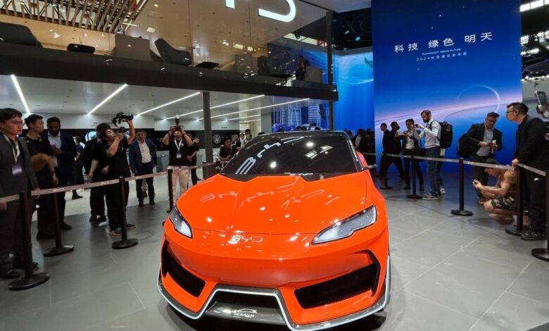 Chinese automakers show off AI-powered ‘smartphones on wheels’ Chinese automakers show off AI-powered ‘smartphones on wheels’