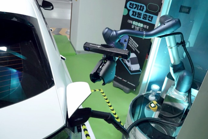 Doosan's　cobo　robot　retracts　the　cable　after　charging　the　electric　vehicle　(Courtesy　of　Doosan　Robotics)