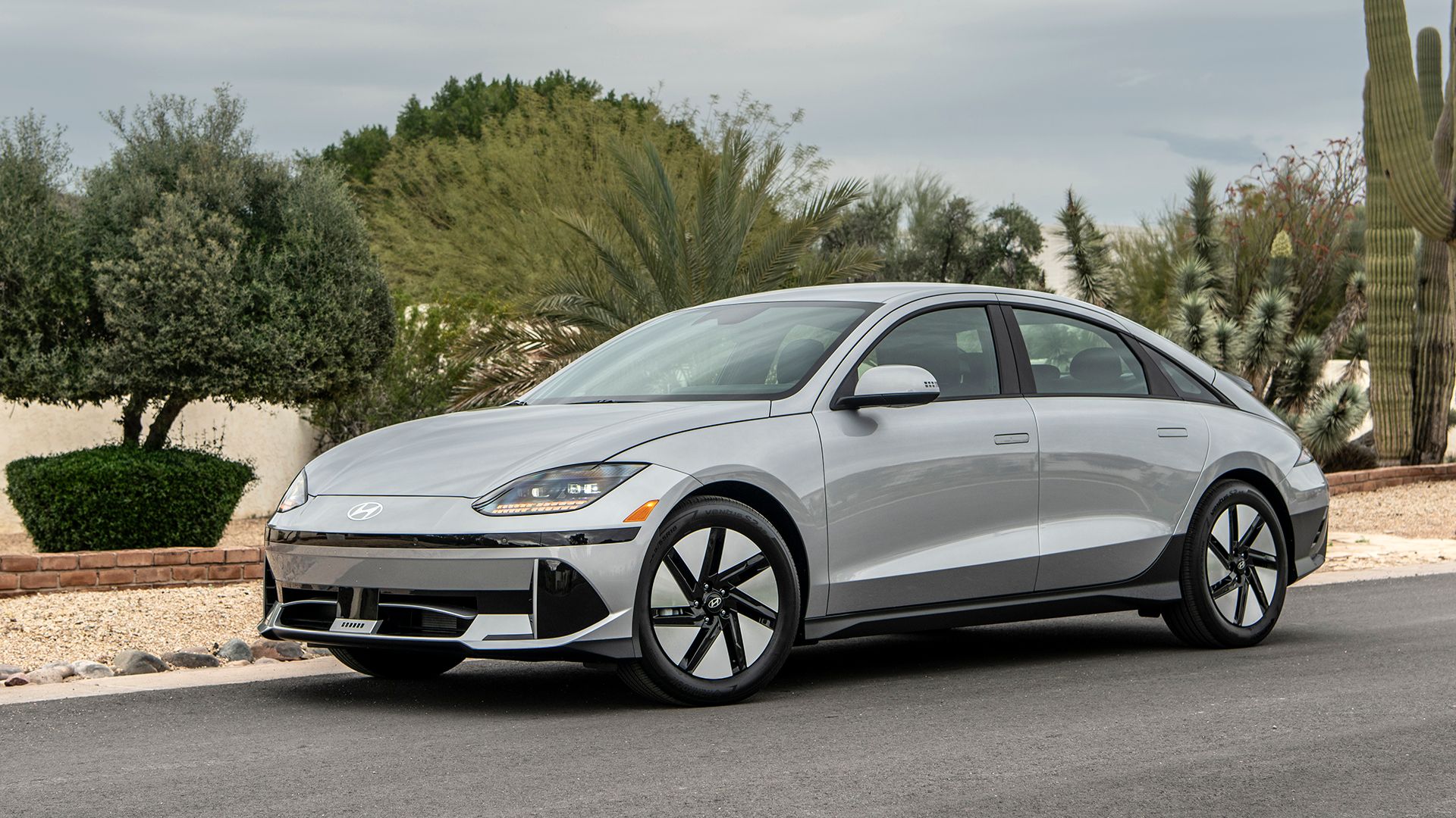 Front 3/4 view of a 2024 Hyundai Ioniq 6 SE