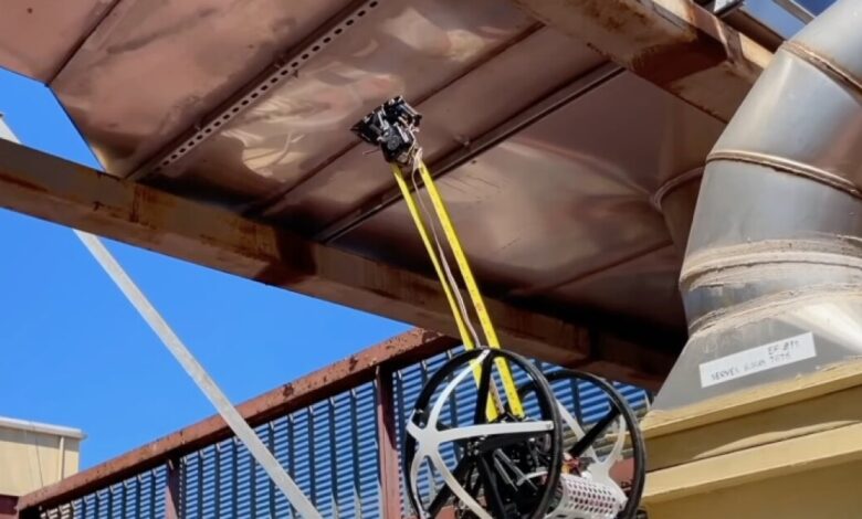 Ingenious EEWOC robot uses a tape measure to climb quickly Ingenious EEWOC robot uses a tape measure to climb quickly
