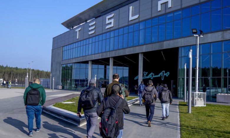 Tesla plans to lay off 10% of workforce Tesla plans to lay off 10% of workforce