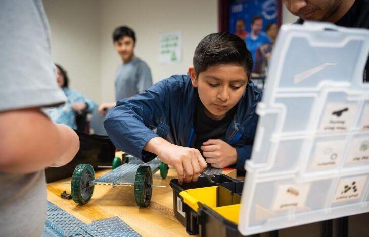 SMS Students Get Into Gear with Robotics Projects
