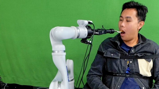 Robotic system feeds people with severe mobility limitations Robotic system feeds people with severe mobility limitations