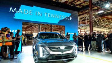 GM’s Cadillac will sell gasoline and electric vehicles after 2030