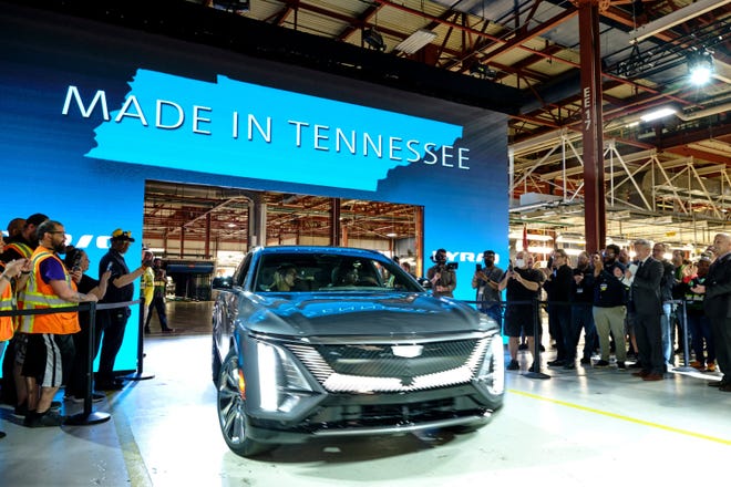 GM’s Cadillac will sell gasoline and electric vehicles after 2030