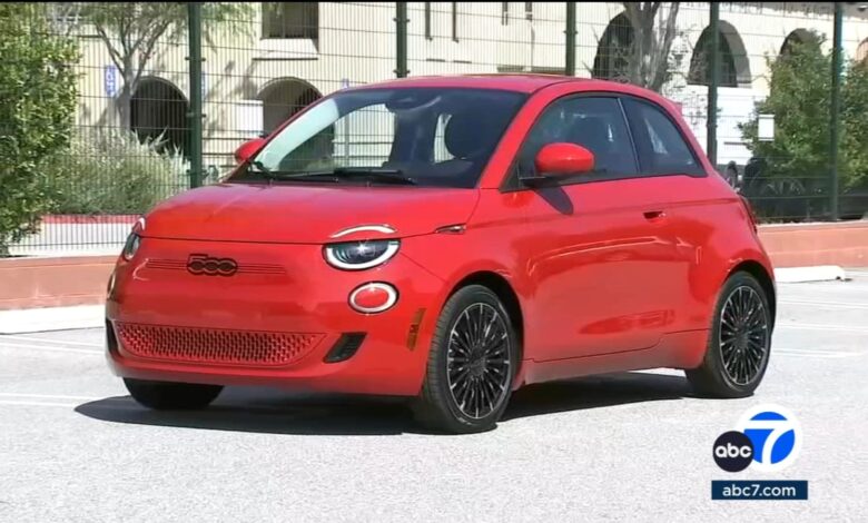 Fiat brings back its 500e electric model for 2024, with higher range, updated retro style Fiat brings back its 500e electric model for 2024, with higher range, updated retro style