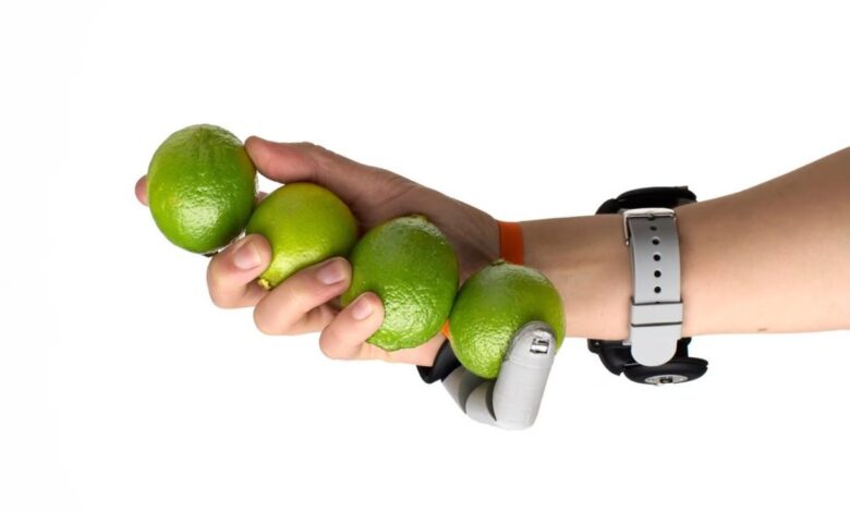 Hundreds test robotic extra thumb at science exhibit Hundreds test robotic extra thumb at science exhibit