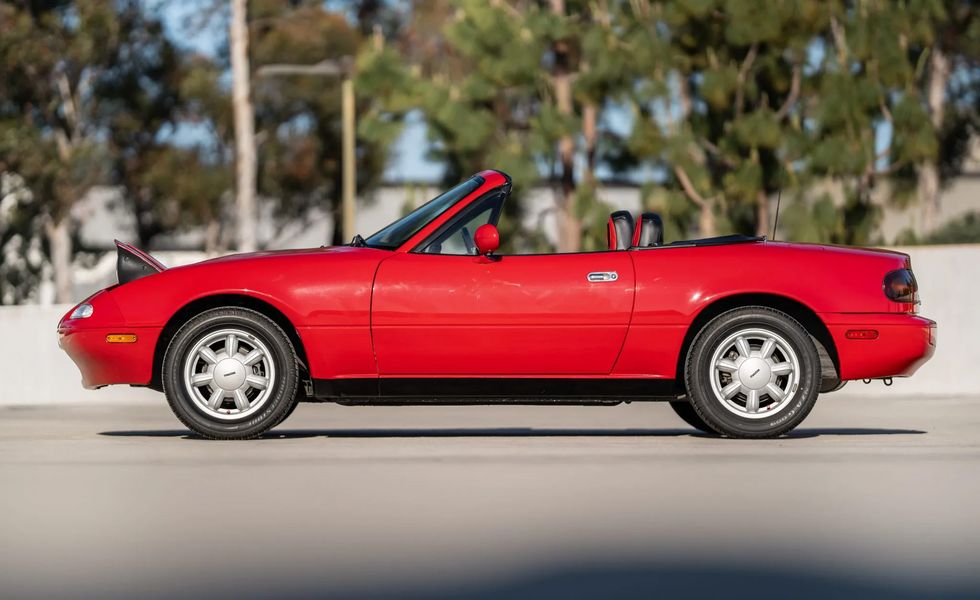 1990 mazda mx5 miata side