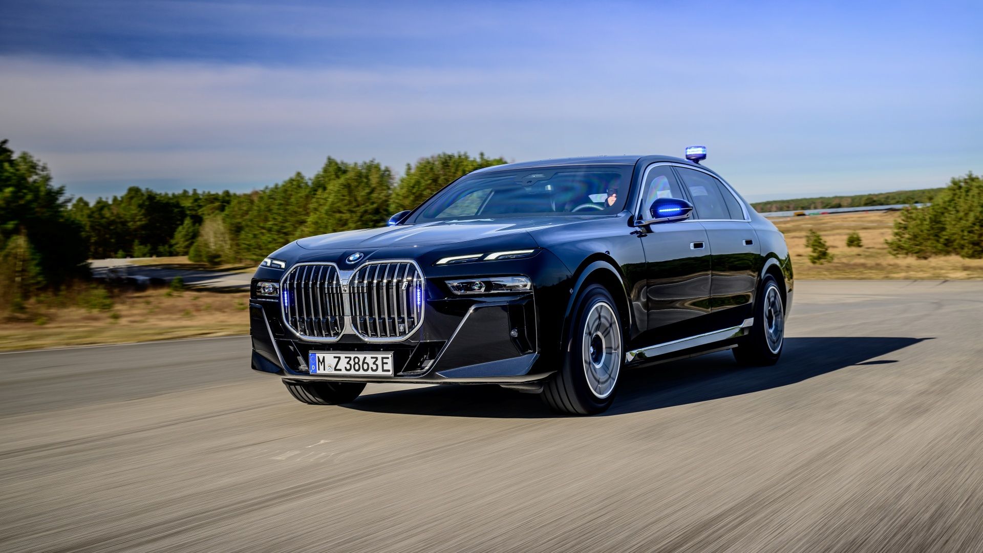 2024 BMW i7 xDrive front end driving on track