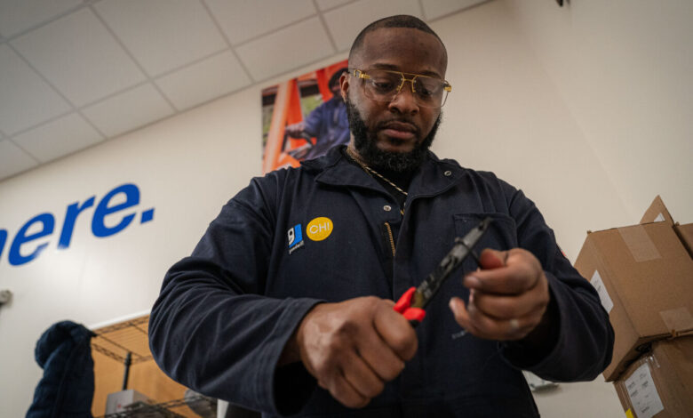 Georgia workers train months for EV charging industry, only to find few opportunities – WABE Georgia workers train months for EV charging industry, only to find few opportunities – WABE