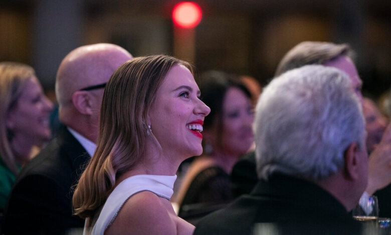 Aunque Scarlett Johansson se negó, el asistente virtual de OpenAI suena como ella Aunque Scarlett Johansson se negó, el asistente virtual de OpenAI suena como ella