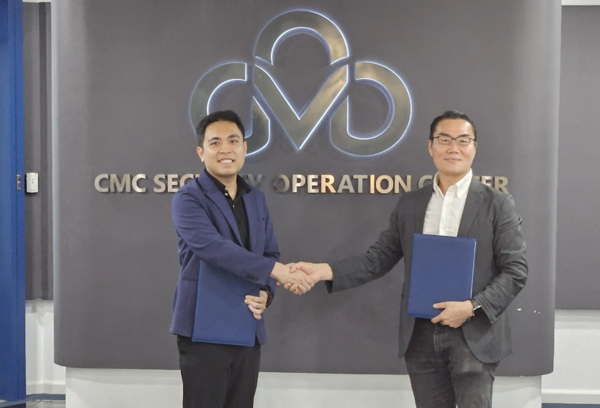 Ha The Phuong, CEO of CMC CS (left), and David Sehyeon Baek, Chief Strategy Officer at NPCore, sign a Memorandum of Understanding.