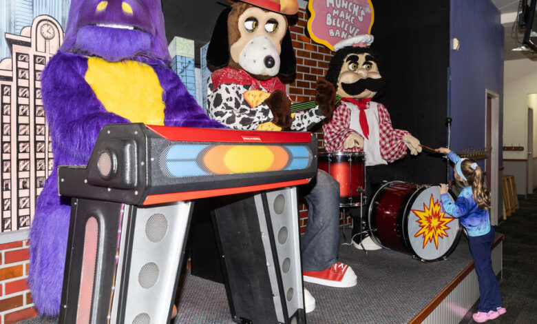 After Outcry, Chuck E. Cheese Says It Will Keep More Animatronic Bands After Outcry, Chuck E. Cheese Says It Will Keep More Animatronic Bands