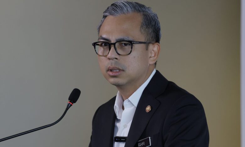 Fahmi urges telecommunication tower operators and contractors to cooperate to speed up operation Fahmi urges telecommunication tower operators and contractors to cooperate to speed up operation