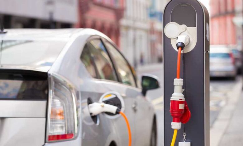Auto techs offered free electric vehicle repair course Auto techs offered free electric vehicle repair course