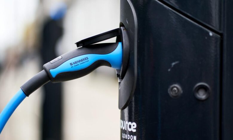 Uber offers £5,000 electric car grants for London drivers Uber offers £5,000 electric car grants for London drivers