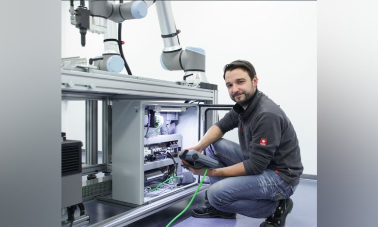 Universal Robots Integrates SRCI for PLC Programming of Robots Universal Robots Integrates SRCI for PLC Programming of Robots