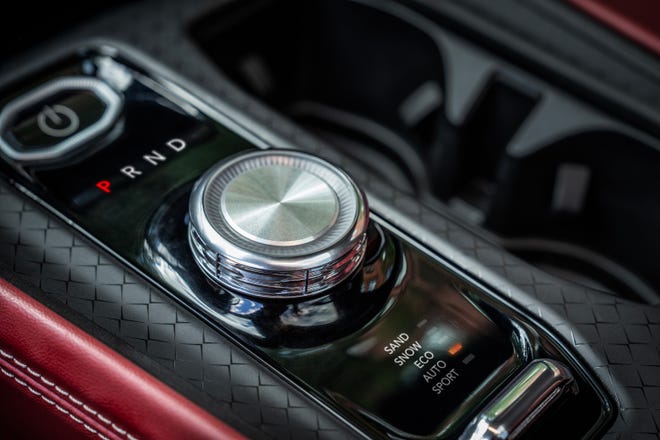 A rotary knob controls the transmission of the Wagoneer S.