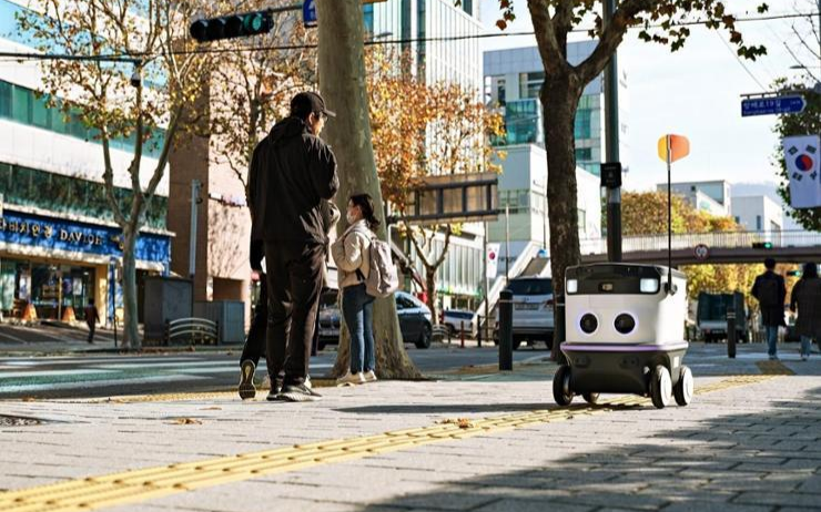 Delivery robots set to become ubiquitous in Korea Delivery robots set to become ubiquitous in Korea