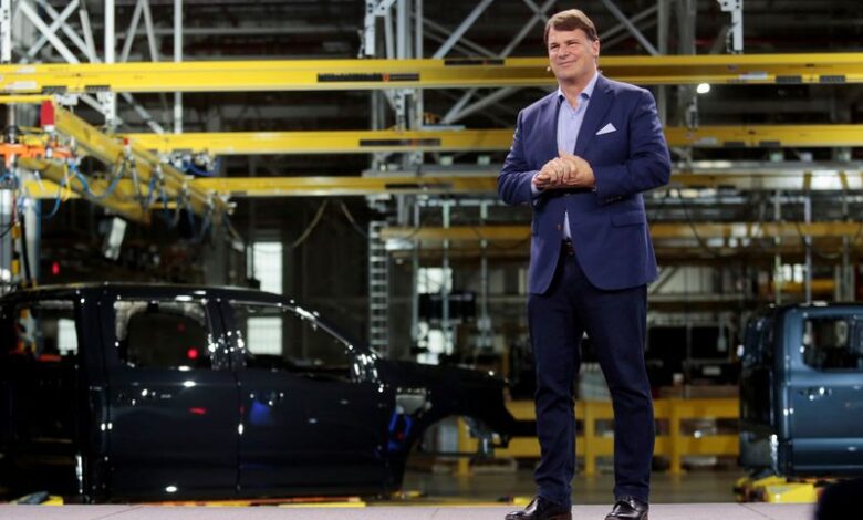 Ford and GM outline dueling hybrid vehicle strategies Ford and GM outline dueling hybrid vehicle strategies
