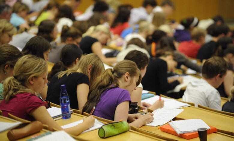 Students are using artificial intelligence to help them study for upcoming final exams and SATs | WGN Radio 720 Students are using artificial intelligence to help them study for upcoming final exams and SATs | WGN Radio 720