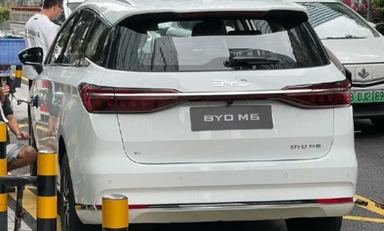BYD’s all-electric M6 MPV spotted in the wild BYD’s all-electric M6 MPV spotted in the wild
