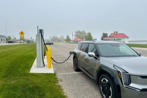 Michigan to invest 0M in EV chargers. At 4K a plug, it won’t go far Michigan to invest 0M in EV chargers. At 4K a plug, it won’t go far