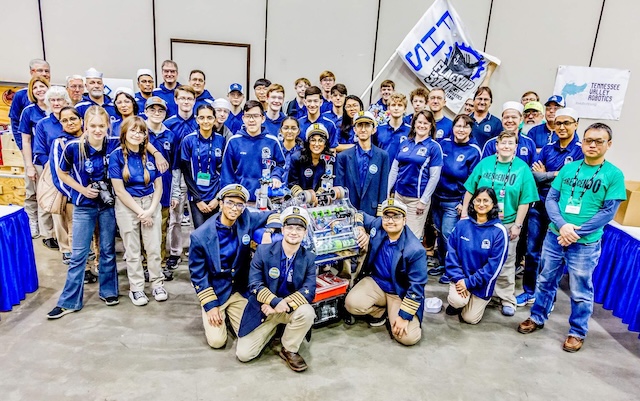Farragut High’s robotics team offers camp Farragut High’s robotics team offers camp