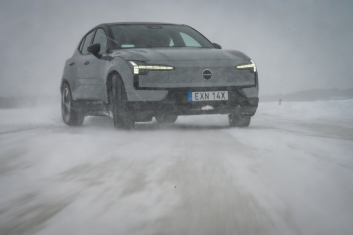 2025 Volvo EX30 winter drive