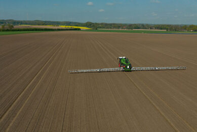 Fendt Rogator 665 using the Smart Spraying Solution targeted spraying in a green-on-brown trial application. - Photo: Business Wire