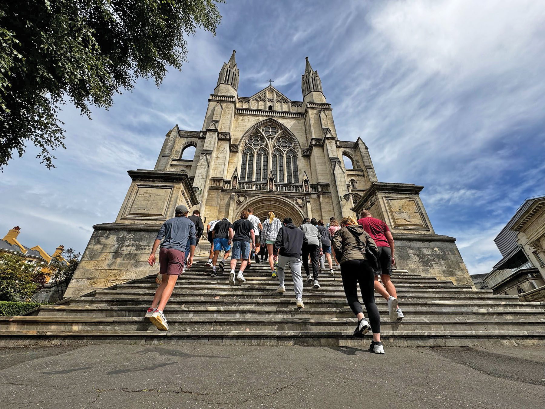 The Oles begin a tour of St. Paul’s Cathedral in central Dunedin. The Innovation in New Zealand course is open to students of all majors, and this year’s class included Oles majoring in computer science, economics, quantitative economics, mathematics, biology, German, environmental studies, political science, chemistry, music, psychology, race and ethnic studies, English, and film and media studies. “Having all these different perspectives and backgrounds enriches the learning experience and supports creative thinking,” says program leader Sian Christie.