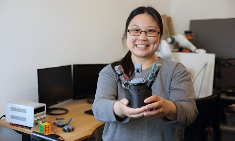 New robotic palm uses sophisticated tactile sensors to mimic human touch New robotic palm uses sophisticated tactile sensors to mimic human touch