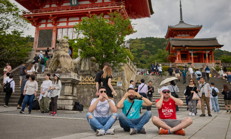 Japan’s Tourism Surge Leaves Some Residents Frustrated Japan’s Tourism Surge Leaves Some Residents Frustrated