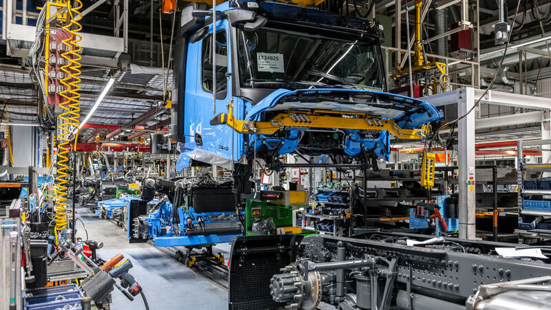 In the Mercedes-Benz factory in Wörth am Rhein/Germany, Daimler Truck manufactures a very high product variant compared to car standards. Artificial intelligence is now indispensable for certain processes.