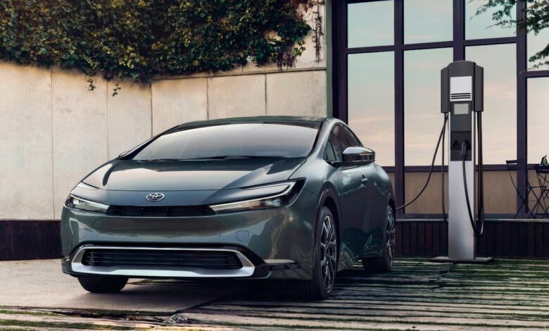 7 Reasons Why Hybrids Are Still Better Investments Than EVs 7 Reasons Why Hybrids Are Still Better Investments Than EVs