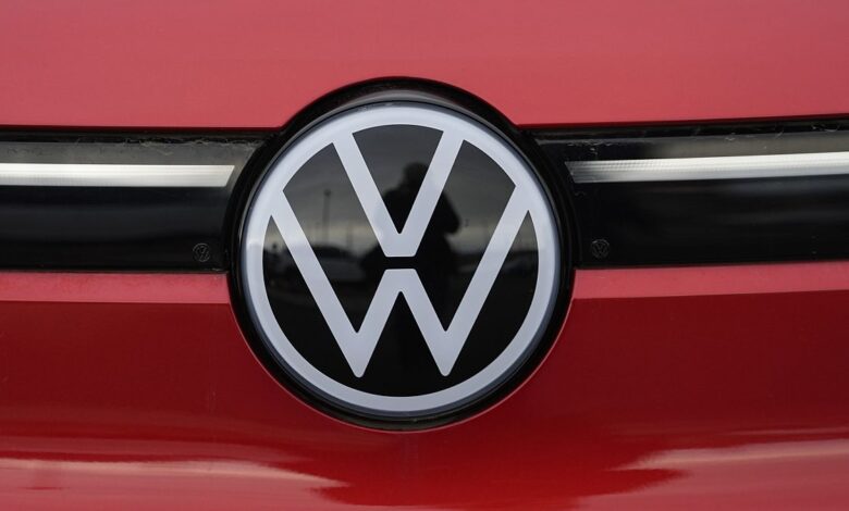 Volkswagen looks to brighten up electric car sales with solar panels Volkswagen looks to brighten up electric car sales with solar panels