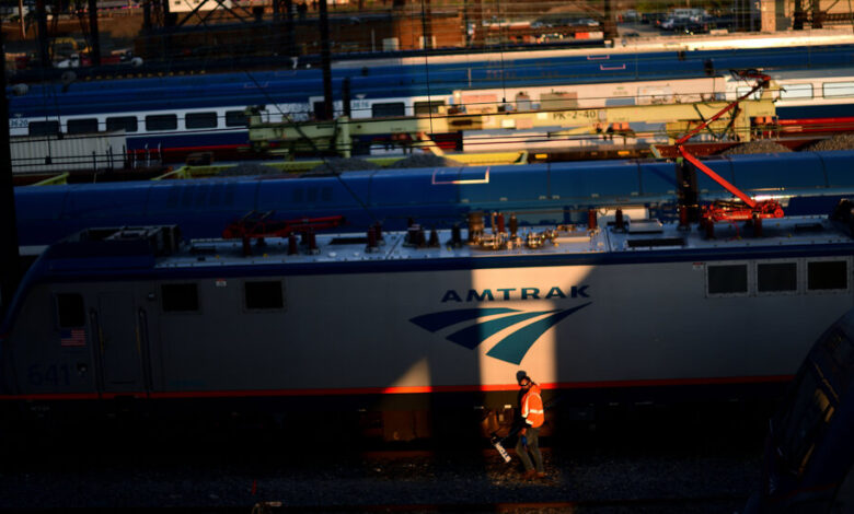 Amtrak Pays Executives Hefty Bonuses as Losses Continue Amtrak Pays Executives Hefty Bonuses as Losses Continue