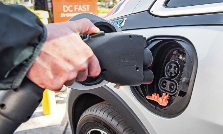 Most Americans Would Still Buy ICE Vehicles And Hybrids Over EVs: Survey Most Americans Would Still Buy ICE Vehicles And Hybrids Over EVs: Survey