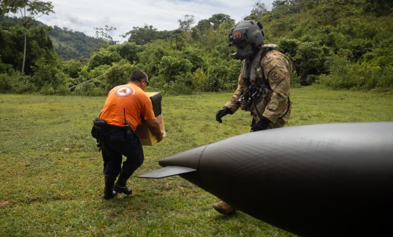 DVIDS – Images – Centam Guardian Phase II: Blackhawk inserts Costa Rican telecommunications repairmen [Image 4 of 5]
