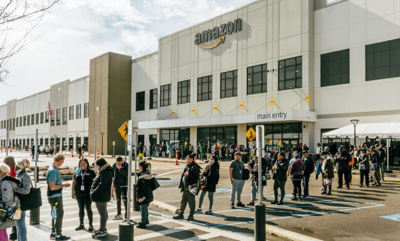 Amazon Union Workers Join Forces With the Teamsters Amazon Union Workers Join Forces With the Teamsters