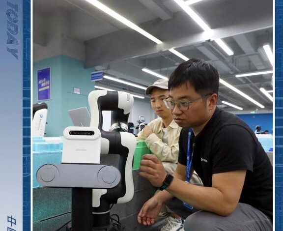 Developer in Shanghai dedicated to career in robotics-Xinhua Developer in Shanghai dedicated to career in robotics-Xinhua