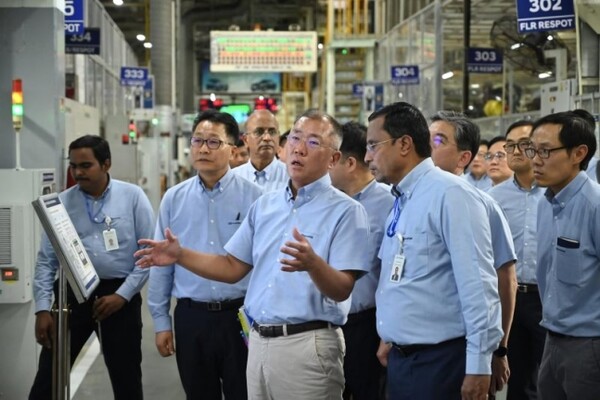 Chung Eui-sun, Chairman of Hyundai Motor Group, inspects the production quality of strategic models at Hyundai Motor's Indian plant in August last year. (Provided by Hyundai Motor Group.)